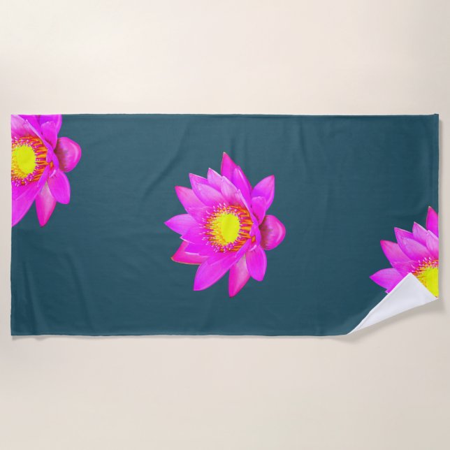 Serviette De Plage Fleurs de lotus rose magenta sur fond bleu (Devant)
