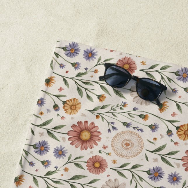 Serviette De Plage Fleurs sauvages dessinées à la main dans un patchw (En situation)