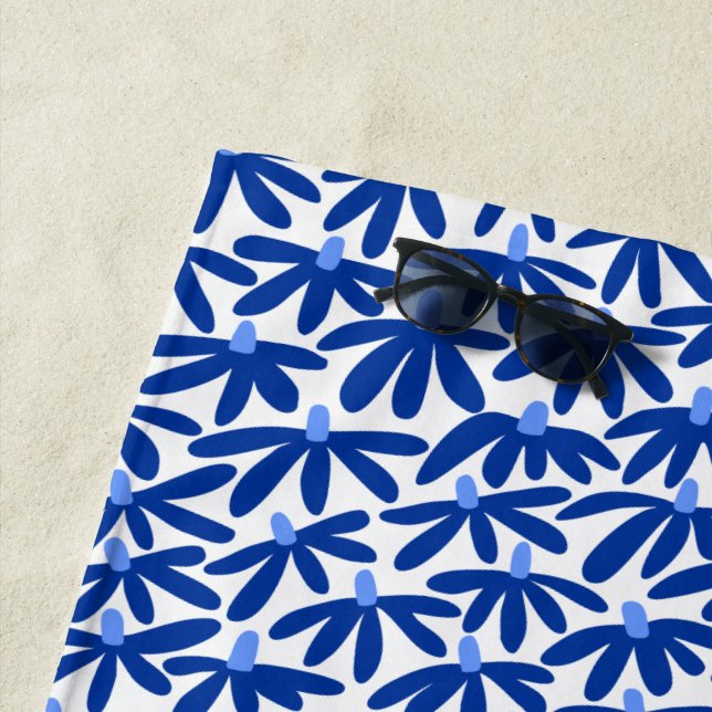 Serviette De Plage Fleurs stylisées - Nuances de bleu et de blanc (En situation)