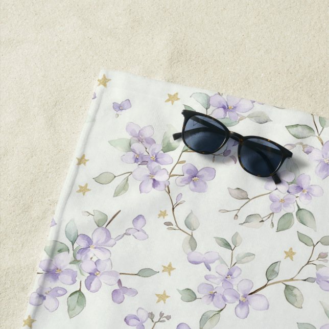 Serviette De Plage Fleurs Violettes Étoiles Dorées Lunes (En situation)