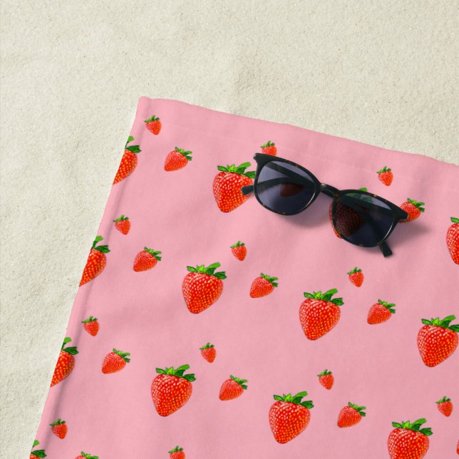 Serviette De Plage Fraises rouges sur arrière - plan rose (En situation)
