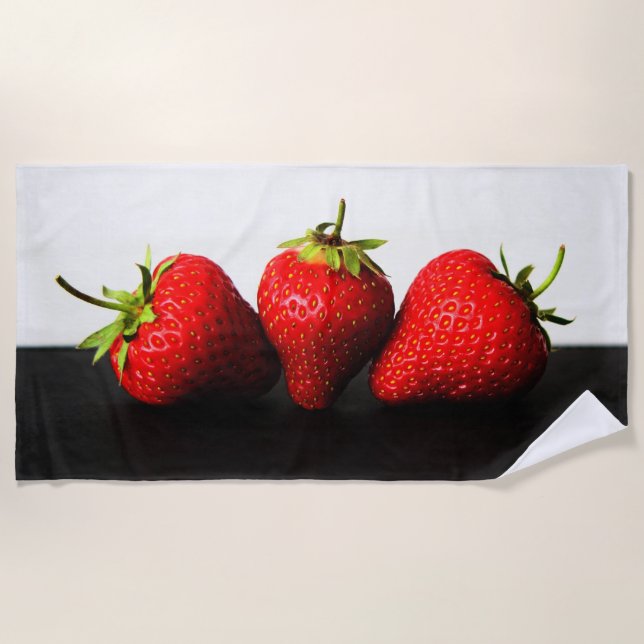 Serviette De Plage Fraises Sur Blancs Sur Btcnm Noir (Devant)