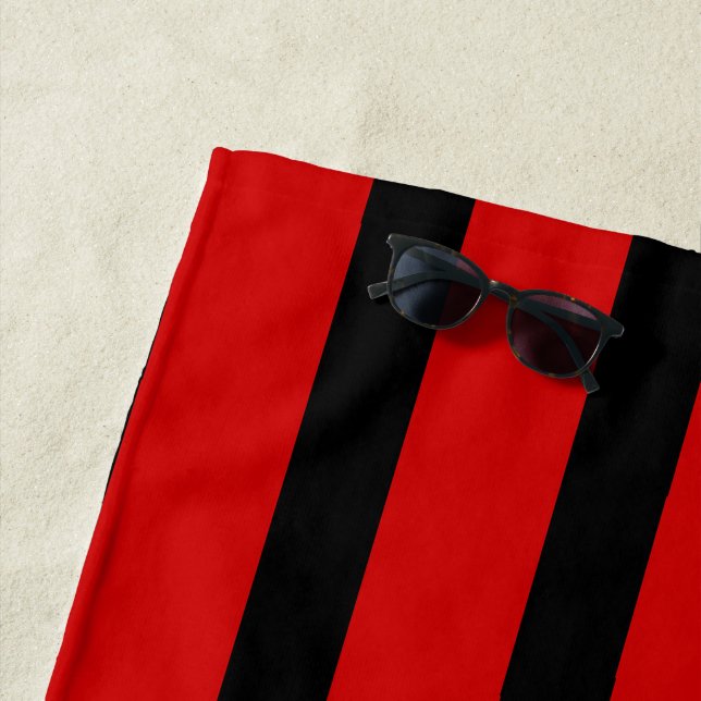 Serviette De Plage grande mode noir & rouge rayures monogrammed (En situation)