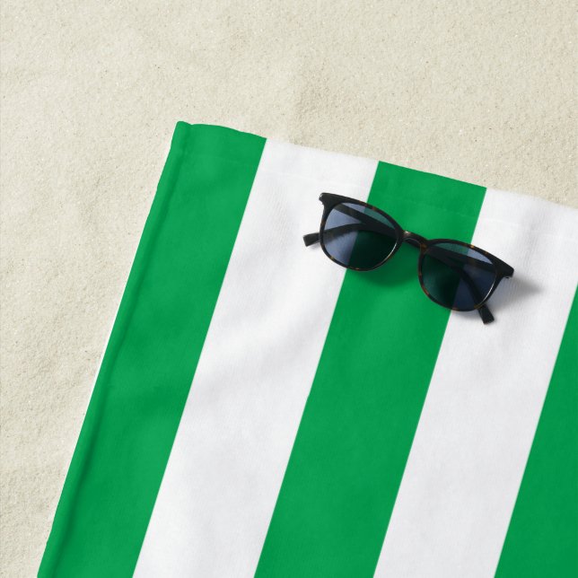 Serviette De Plage Green and White Cabana Stripes  (En situation)