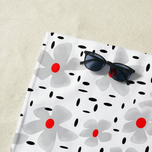 Serviette De Plage gris avec des fleurs rouges sur blanc rétro arrièr (En situation)