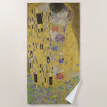 Serviette De Plage Gustav Klimt Le Baiser<br><div class="desc">The Kiss est le tableau le plus emblématique et le plus célèbre de Gustav Klimt. C'est un beau tableau doré d'un couple profondément amoureux partageant un moment romantique d'un baiser passionné. Obtenez vos idées cadeaux de haute qualité et des produits merveilleux avec ce merveilleux chef-d'oeuvre. Consultez notre boutique pour en...</div>