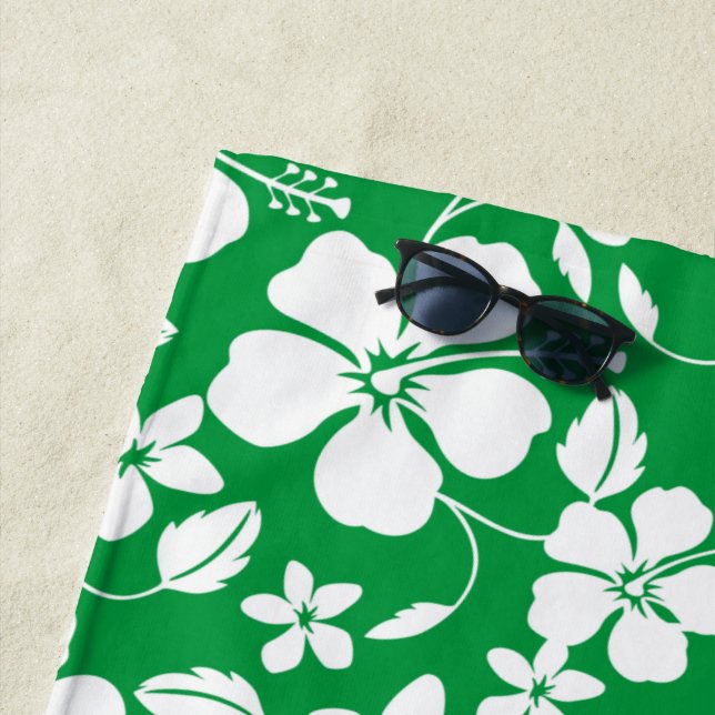SERVIETTE DE PLAGE HULA HAÏIENNE (HIBISCUS) VERT (En situation)