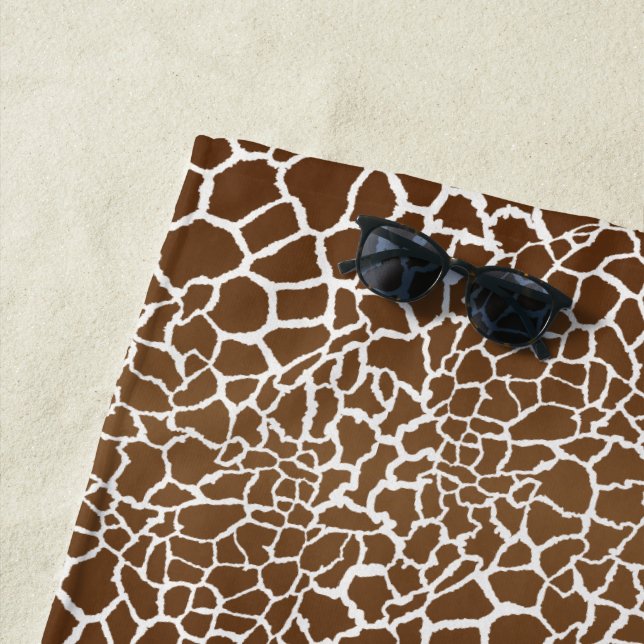 Serviette de plage imprimé girafe (En situation)