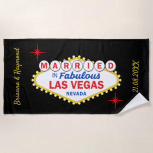 Serviette De Plage Jeunes mariés à une fête au bord de la piscine à L