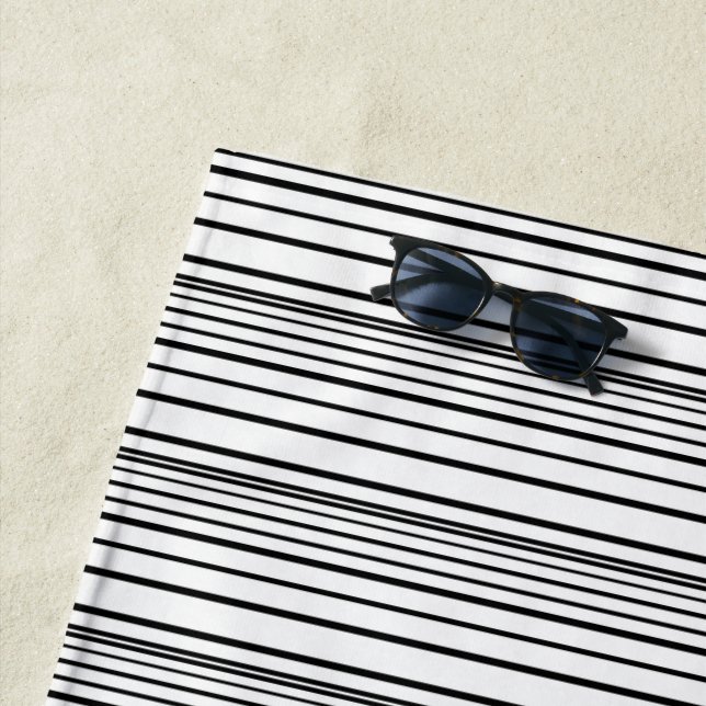 Serviette De Plage Jolies rayures noires et blanches (En situation)