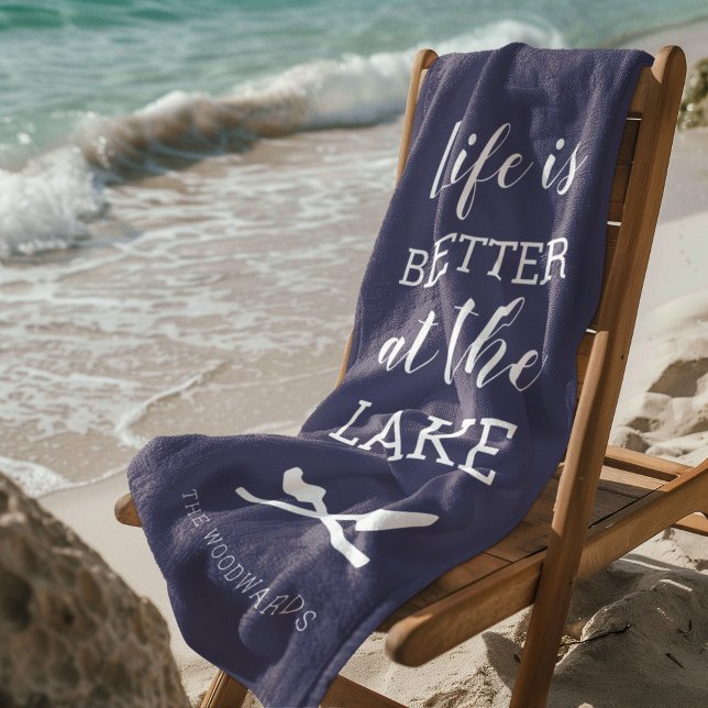 Serviette De Plage La vie est meilleure au lac Typographie bleu marin (Créateur téléchargé)