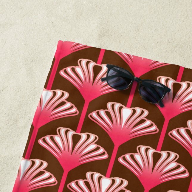 Serviette De Plage Lys Art Déco, Chocolat Brown et Coral rose (En situation)
