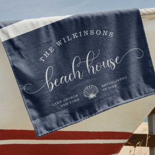 Serviette De Plage Maison de plage moderne Nom de famille Script Navy