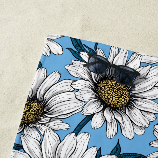 Serviette De Plage Maisonnettes, fleurs sauvages sur bleu (En situation)