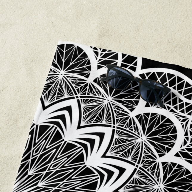 Serviette De Plage Mandala blanc sur fond noir (En situation)