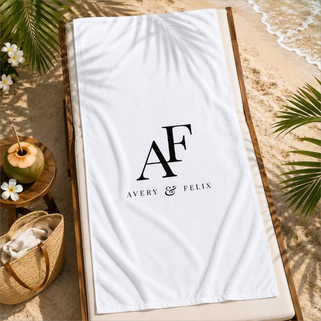 Serviette de plage | Mariage Monogramme de Couple  (Personalized couple monogram beach towel with initials and names for wedding gifting.)