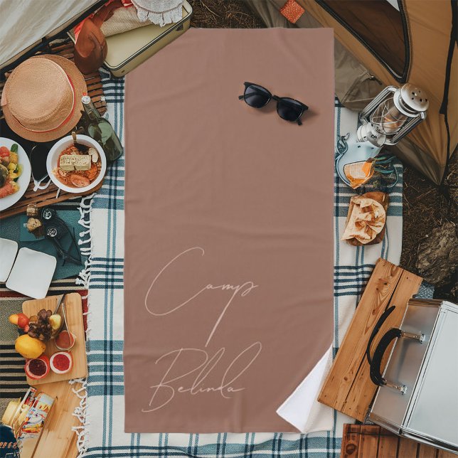 Serviette De Plage Mariée de camping personnalisable Mousse de Mocha (Customizable Mocha Mousse Camp Bride Beach Towel)