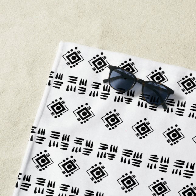 Serviette De Plage Marques ethniques en noir blanc (En situation)