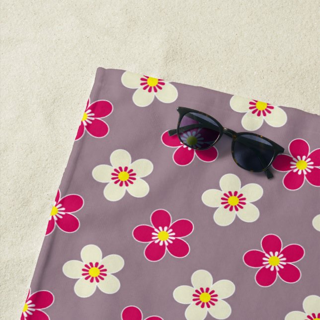 Serviette De Plage Modèle floral de pourpre et de fleurs blanches sur (En situation)