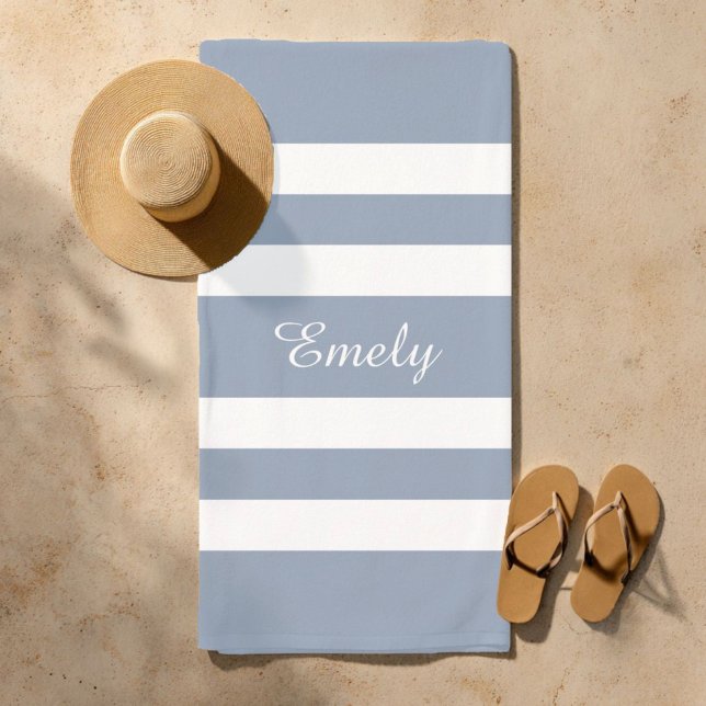 Serviette De Plage Moderne rayé bleu poussiéreux (Custom Name Modern Dusty Blue Striped Beach Towel)
