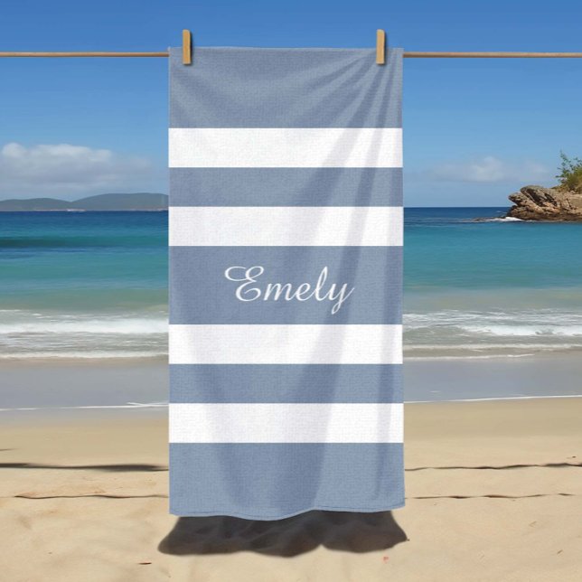 Serviette De Plage Moderne rayé bleu poussiéreux (Custom Name Modern Dusty Blue Striped Beach Towel)