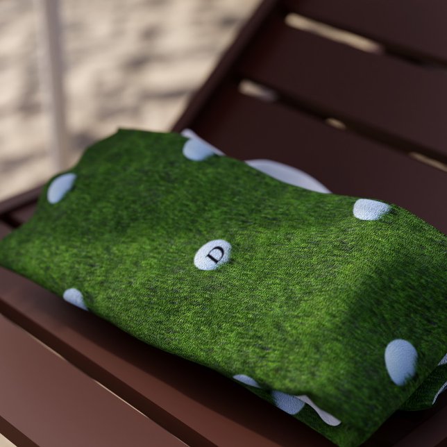Serviette de plage monogramme balle de golf verte (Green Grass Golf Ball Monogram Beach Towel with space for your initial)