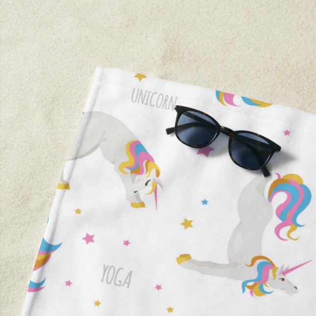 Serviette De Plage monogramme blanc de yoga de licorne (En situation)