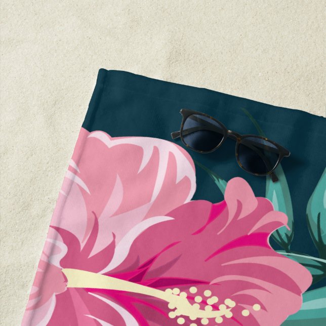Serviette De Plage Monogramme de fleurs exotiques estivales (En situation)