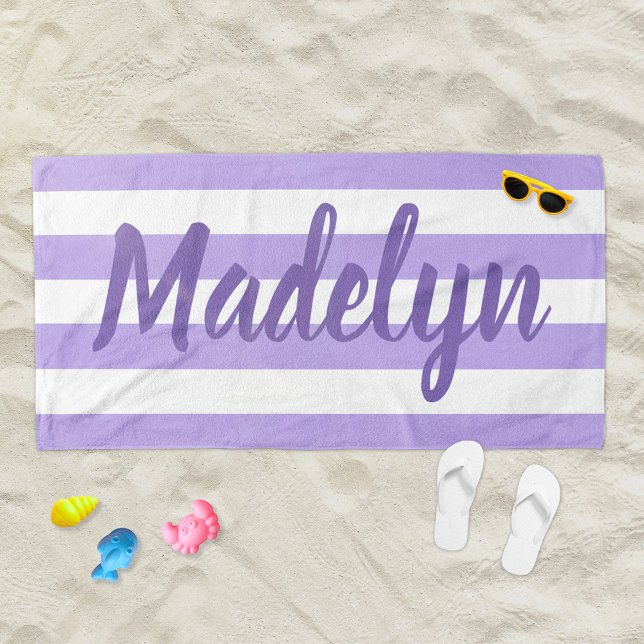 Serviette De Plage Monogramme de nom en écriture à rayure violette (Créateur téléchargé)