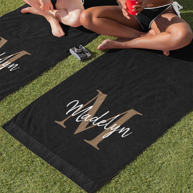 Serviette De Plage Monogramme d'or noir moderne Script féminin chic (This stylish black beach towel has your name on it - literally! Customize it with your initial.)