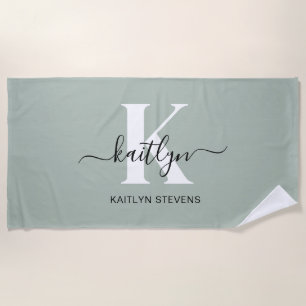 Serviette De Plage Monogramme Moderne de Vert Sauge en Écriture