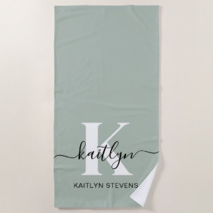 Serviette De Plage Monogramme Moderne de Vert Sauge en Écriture