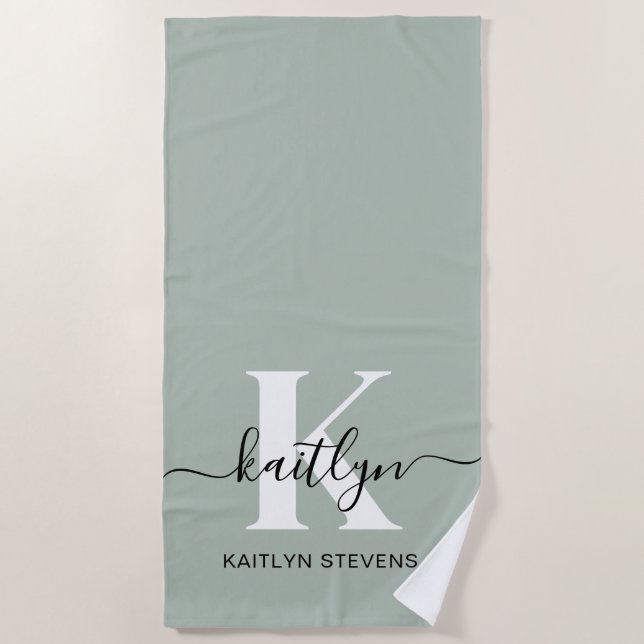 Serviette De Plage Monogramme Moderne de Vert Sauge en Écriture (Devant)