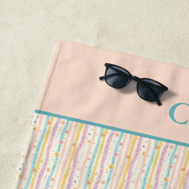 Serviette De Plage Monogramme Pastel Fleurs et Rayures Rose Turquoise (En situation)