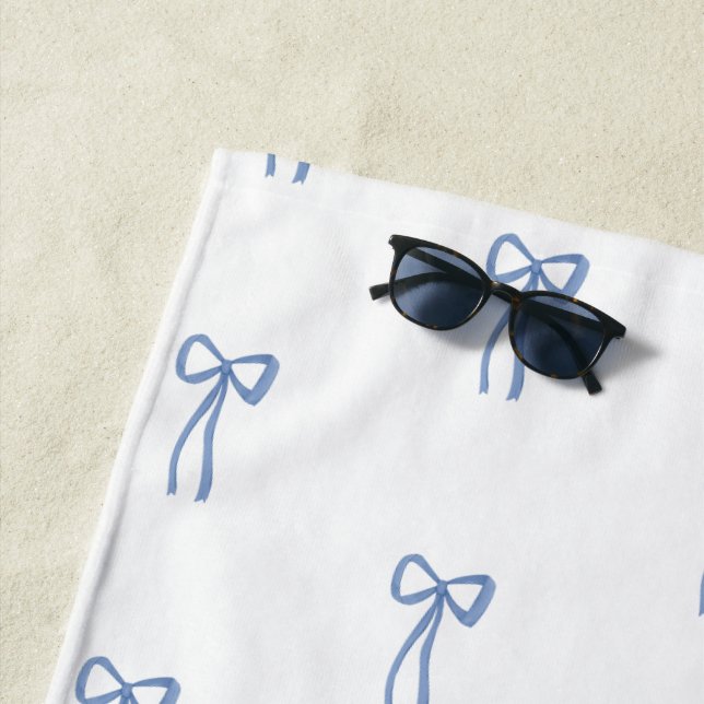 Serviette De Plage Monogramme Petit Bow bleu (En situation)
