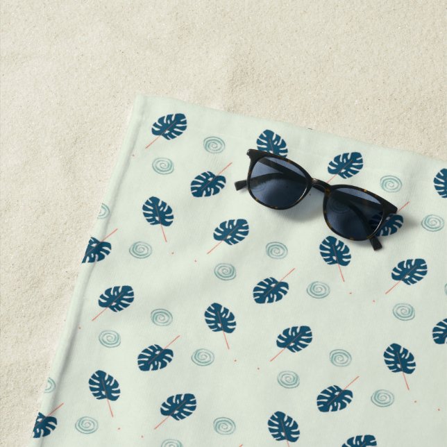 Serviette De Plage Monstère tropicale monogramme feuille sur bleu (En situation)