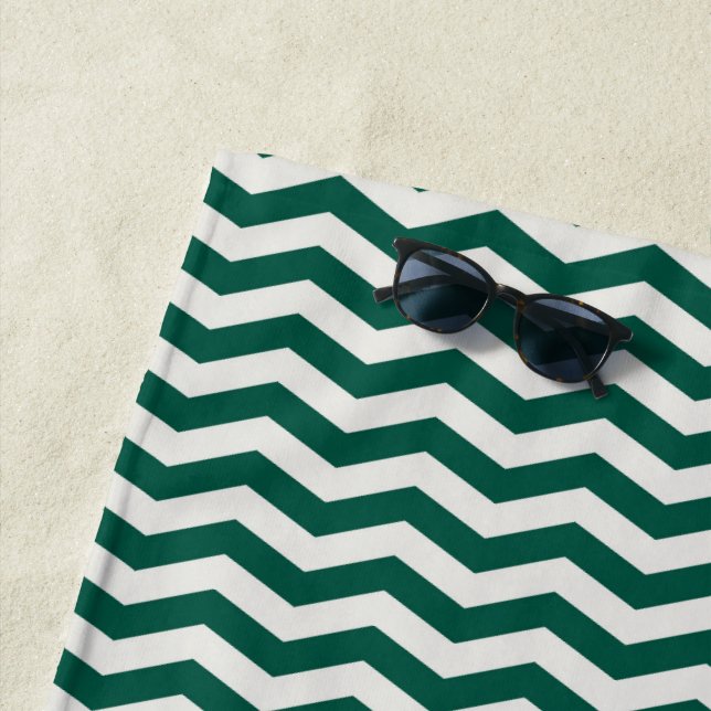 Serviette De Plage Motif à rayures zig zag Chevron vert sarcelle (En situation)