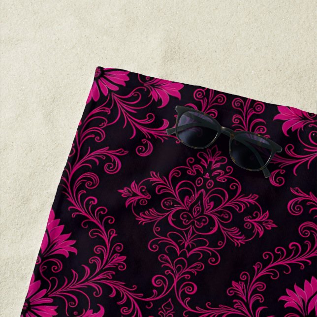 Serviette De Plage Motif damassé gothique violet et noir (En situation)