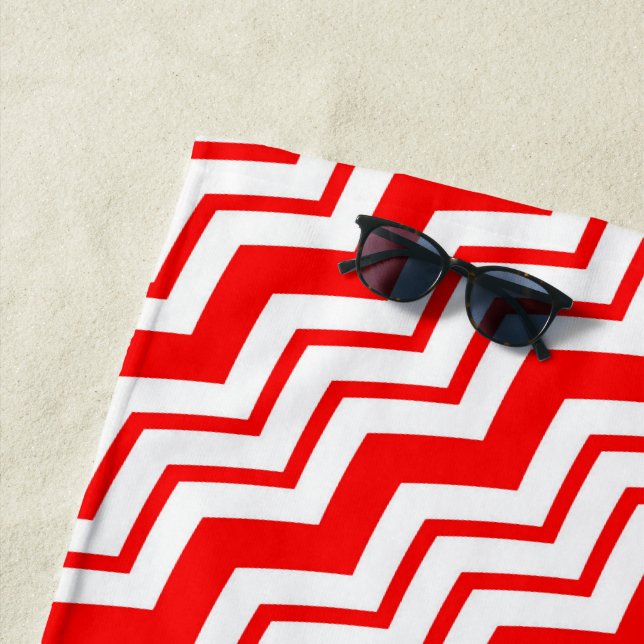 Serviette De Plage Motif de conception en chevron zigzag blanc rouge  (En situation)