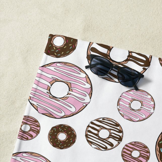 Serviette De Plage Motif De Donuts, Donuts Roses, Donuts Brown (En situation)