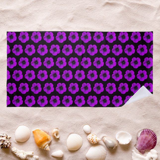 Serviette De Plage Motif de géranium violet sur Floral noir (In Situ Beach )