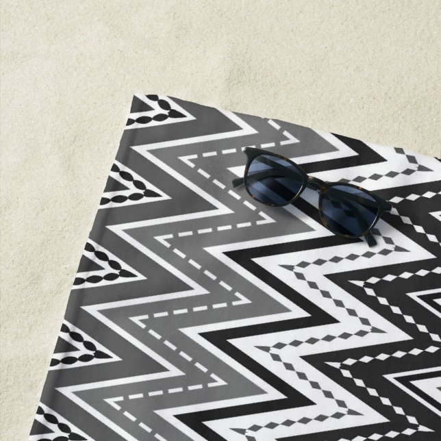 Serviette De Plage Motif de zigzag géométrique noir et blanc (En situation)