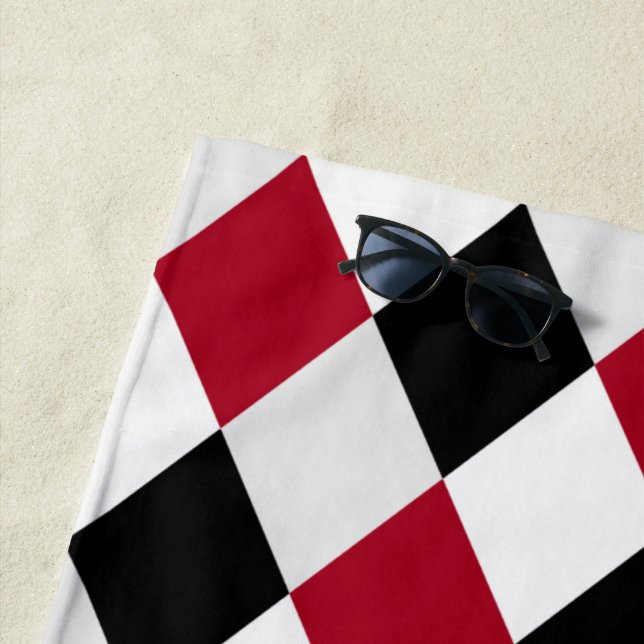 Serviette De Plage Motif diamant arlequin noir et rouge (En situation)