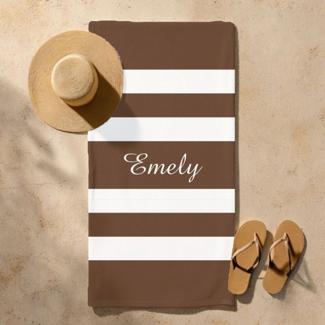 Serviette De Plage Motif élégant moderne marron et blanc rayé (Custom Name Modern Elegant Brown And White Stripes Pattern Beach Towel)