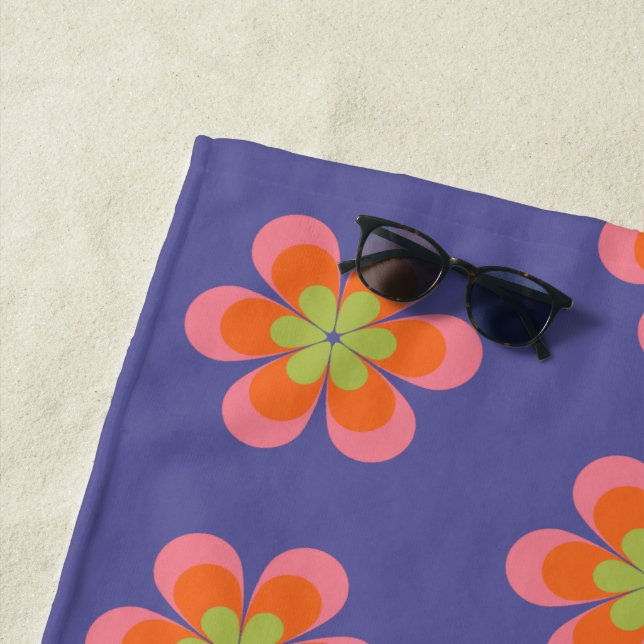 Serviette De Plage Motif Fleur Super rétro les années 70 violet (En situation)