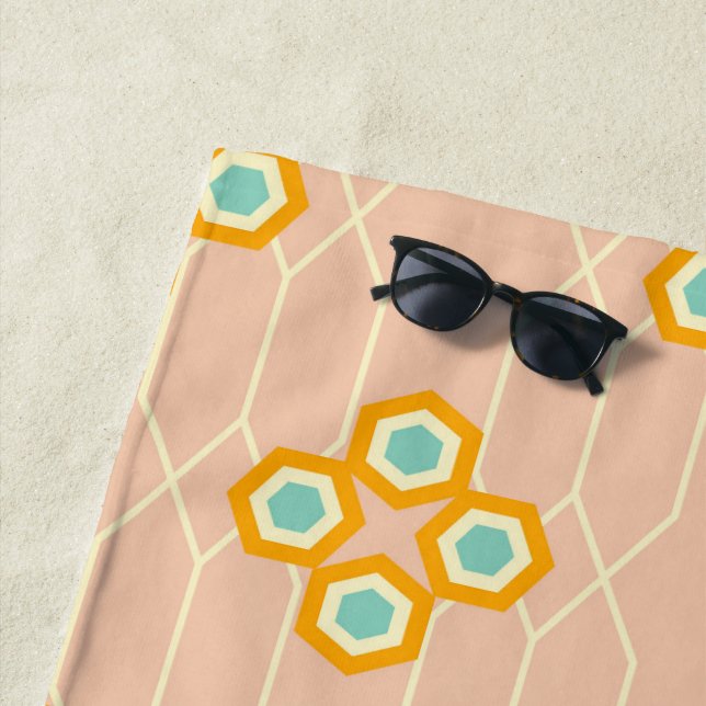 Serviette De Plage Motif floral hexagonal sur fond pêche (En situation)
