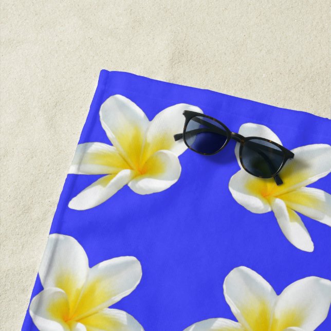 Serviette De Plage Motif Frangipani Bleu Et Jaune, (En situation)