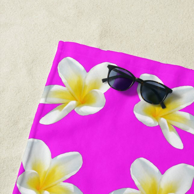 Serviette De Plage Motif Frangipani Rose Chaud Et Jaune, (En situation)