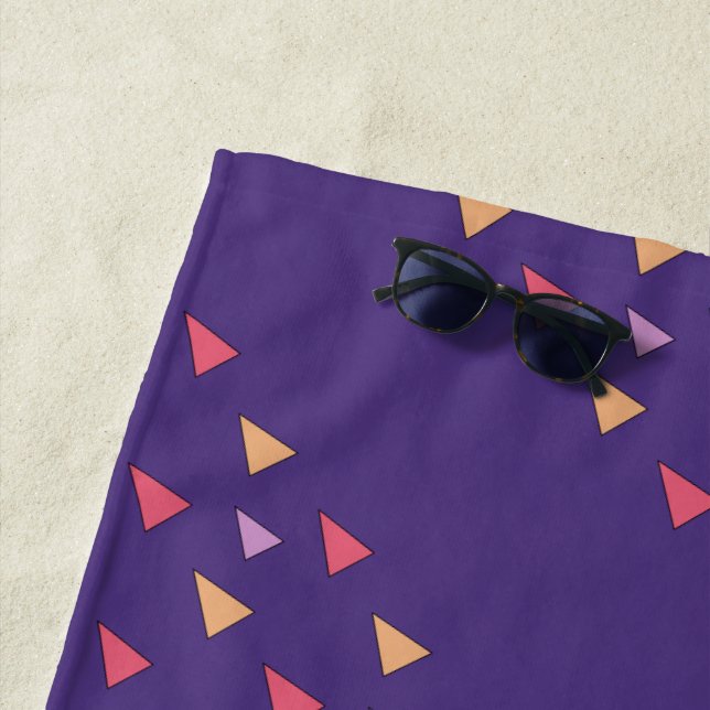 Serviette De Plage Motif géométrique triangle violet (En situation)