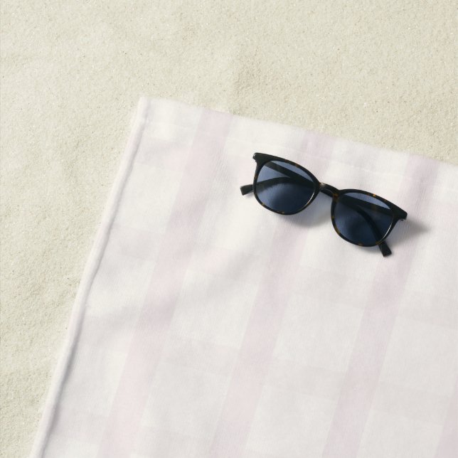 Serviette De Plage Motif Gingham Blanc Crème et Champagne Rose (En situation)
